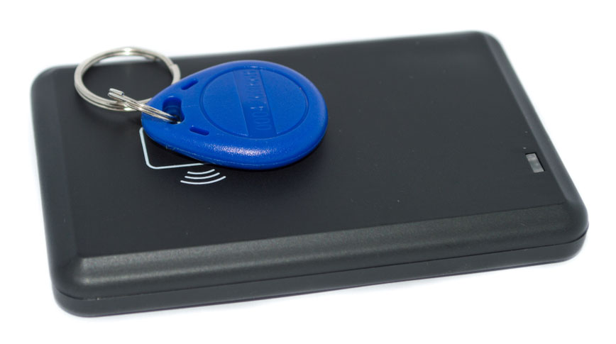 将RFID钥匙扣放在RFID读卡器上